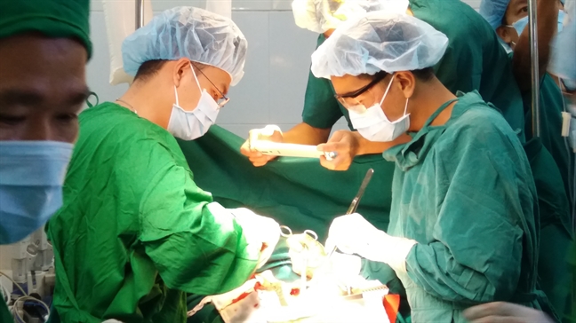 Cua xuong uc, cuu song mot benh nhan da vo tim