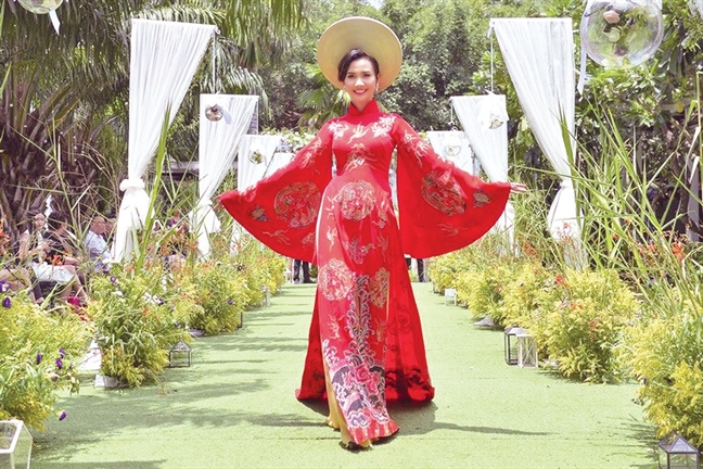 Phan Thị Mơ: Mình quá bé nhỏ trước thế giới rộng lớn Phan Thi Mo: Minh qua be nho truoc the gioi rong lon