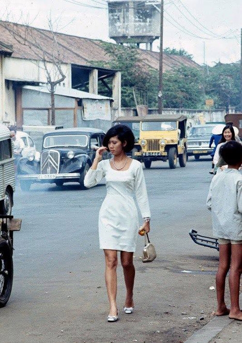 Chiec ao ho nguc, nu quyen va khi chat Sai Gon