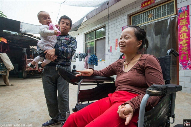 Vượt ngàn dặm xa xôi để cưới vợ bị bại liệt, dù chỉ yêu qua mạng Vuot ngan dam xa xoi de cuoi vo bi bai liet, du chi yeu qua mang