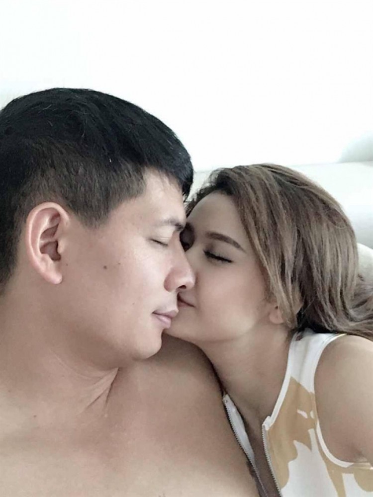 Lộ ảnh Bình Minh ôm ấp, hôn Trương Quỳnh Anh