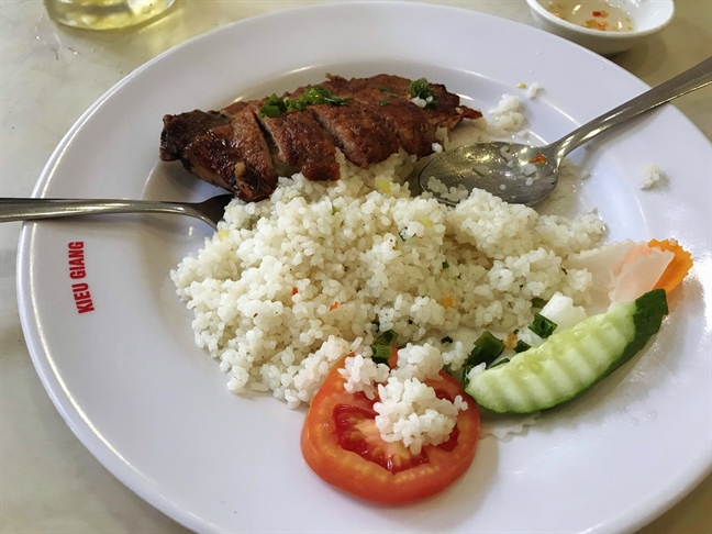 Com tam Kieu Giang hau kiem tra van dong khach