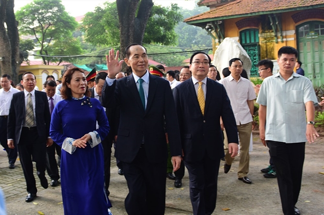 Vinh biet cau tro ngheo bat dom dom lam den hoc