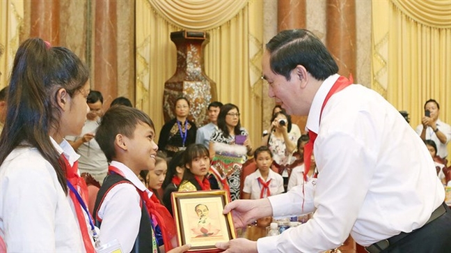 Vinh biet cau tro ngheo bat dom dom lam den hoc