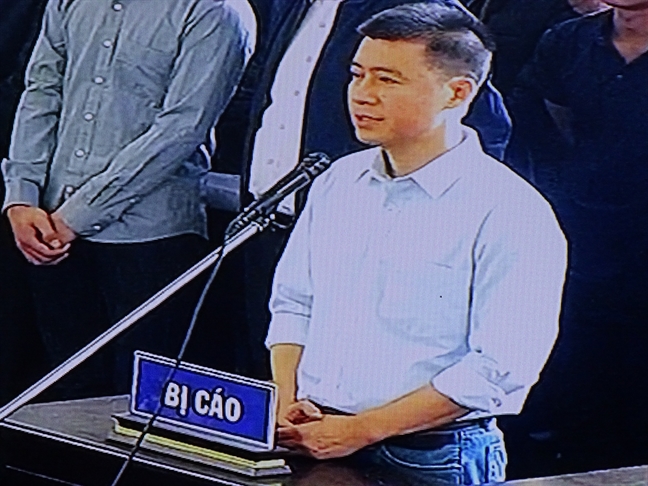 'Ông trùm'đường dây đánh bạc nghìn tỷ Phan Sào Nam khóc trước tòa 'Ong trum'duong day danh bac nghin ty Phan Sao Nam khoc truoc toa