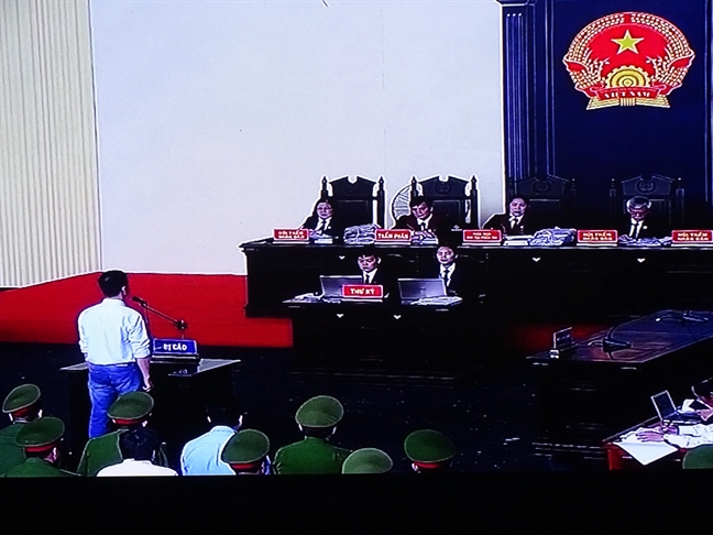'Ông trùm'đường dây đánh bạc nghìn tỷ Phan Sào Nam khóc trước tòa 'Ong trum'duong day danh bac nghin ty Phan Sao Nam khoc truoc toa