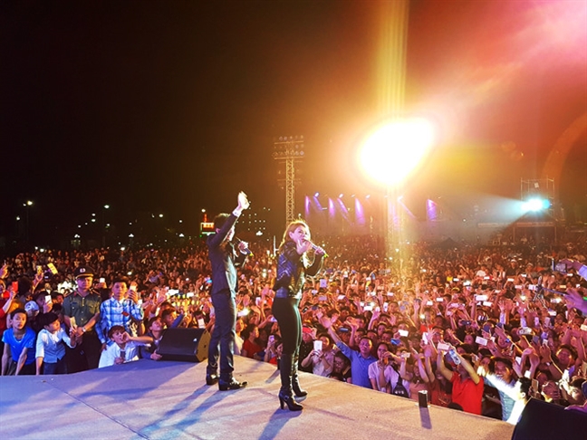 Show ca nhạc tạp kỹ ở tỉnh: Lay lắt sống thời bão gameshow Show ca nhac tap ky o tinh: Lay lat song thoi bao gameshow