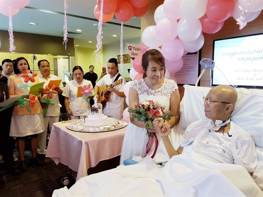 Ung thu phoi giai doan cuoi, benh nhan cau hon ban gai ngay tai giuong benh