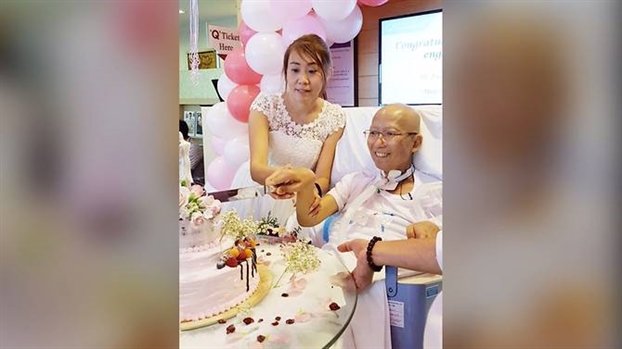 Ung thu phoi giai doan cuoi, benh nhan cau hon ban gai ngay tai giuong benh