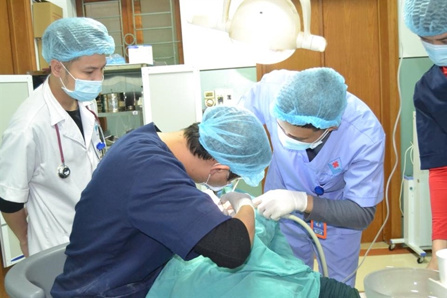 Dang di duong, mot phu nu bi sung tu che ban thung ham