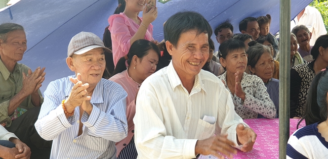Cong doan Bao Phu Nu TP.HCM va NSUT Trinh Kim Chi tang qua tet cho nguoi ngheo
