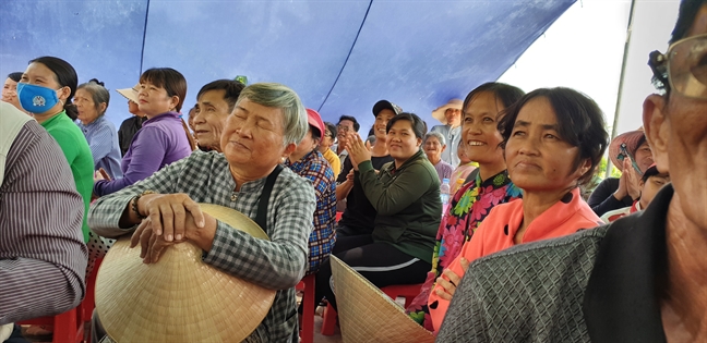 Cong doan Bao Phu Nu TP.HCM va NSUT Trinh Kim Chi tang qua tet cho nguoi ngheo