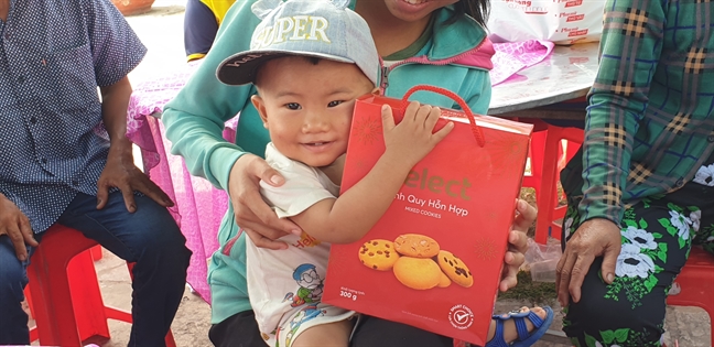 Cong doan Bao Phu Nu TP.HCM va NSUT Trinh Kim Chi tang qua tet cho nguoi ngheo