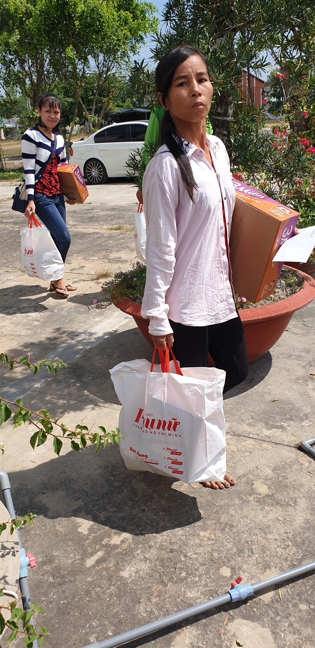 Cong doan Bao Phu Nu TP.HCM va NSUT Trinh Kim Chi tang qua tet cho nguoi ngheo
