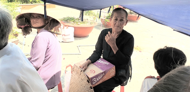 Cong doan Bao Phu Nu TP.HCM va NSUT Trinh Kim Chi tang qua tet cho nguoi ngheo