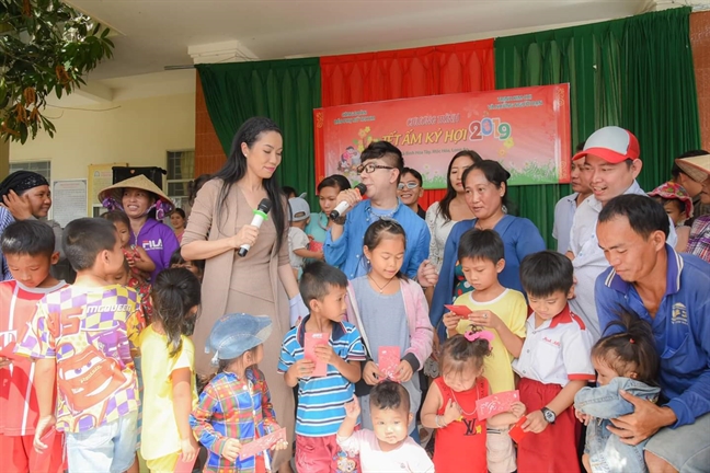 Cong doan Bao Phu Nu TP.HCM va NSUT Trinh Kim Chi tang qua tet cho nguoi ngheo