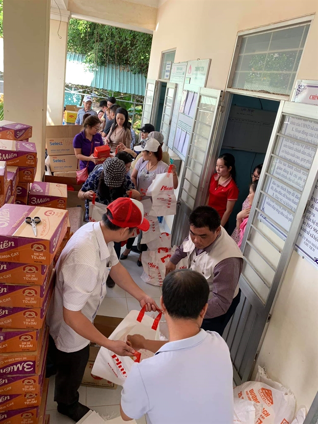Cong doan Bao Phu Nu TP.HCM va NSUT Trinh Kim Chi tang qua tet cho nguoi ngheo