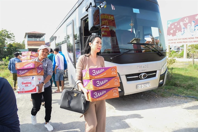Cong doan Bao Phu Nu TP.HCM va NSUT Trinh Kim Chi tang qua tet cho nguoi ngheo