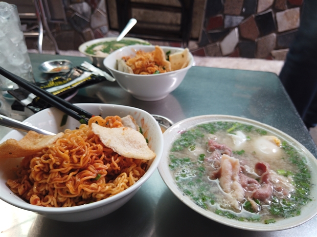Quán 'chửi' ở Sài Gòn, muốn ăn ngon hay thích nghe chửi? Quan 'chui' o Sai Gon, muon an ngon hay thich nghe chui?