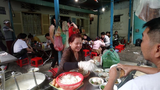 Quán 'chửi' ở Sài Gòn, muốn ăn ngon hay thích nghe chửi? Quan 'chui' o Sai Gon, muon an ngon hay thich nghe chui?