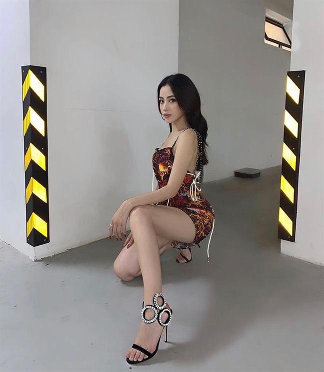 Chi Pu va Huong Tram khoe chan dai nuot na tren pho 