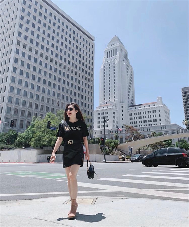 Chi Pu va Huong Tram khoe chan dai nuot na tren pho 