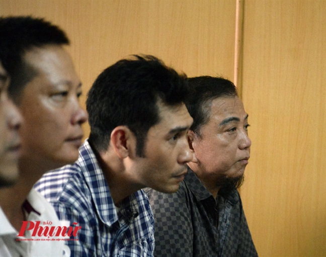 Ra toa vi toi danh bac, nghe si Hong To khai nhung gi?