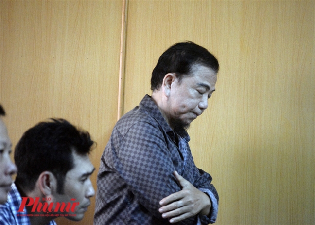Ra toa vi toi danh bac, nghe si Hong To khai nhung gi?