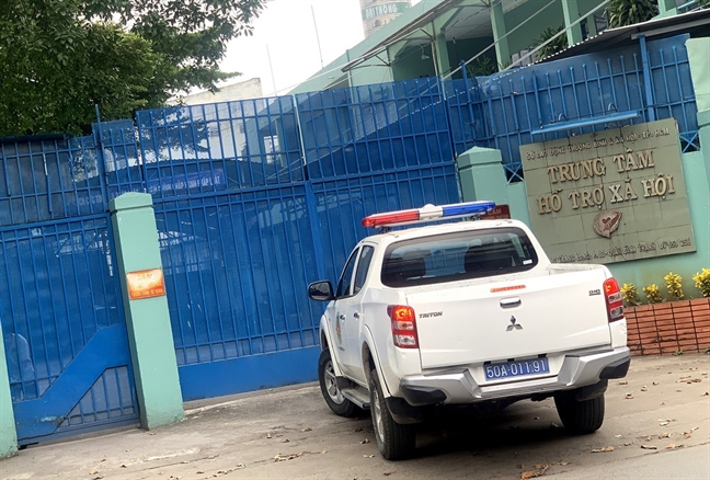 Dinh chi ga vien chuc dam o voi tre em o Trung tam Ho tro xa hoi TP.HCM