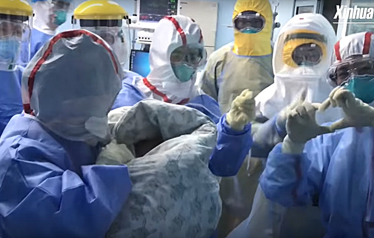 Clip: Người mẹ bị nhiễm corona sinh con âm tính với virus