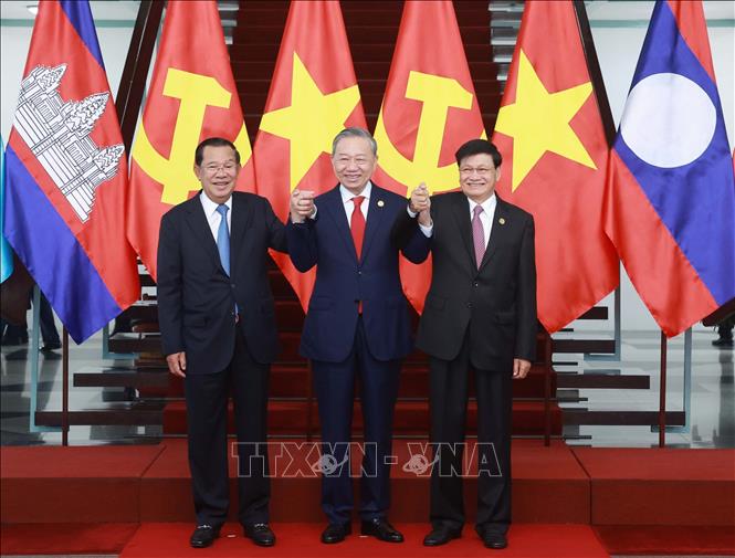 Tổng B&iacute; thư T&ocirc; L&acirc;m, Chủ tịch Đảng Nh&acirc;n d&acirc;n Campuchia, Chủ tịch Thượng viện Campuchia Hun Sen v&agrave; Tổng B&iacute; thư Đảng Nh&acirc;n d&acirc;n C&aacute;ch mạng L&agrave;o, Chủ tịch nước L&agrave;o Thongloun Sisoulith chụp ảnh chung