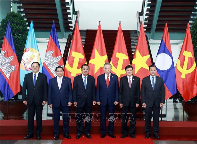 Tổng B&iacute; thư T&ocirc; L&acirc;m, Chủ tịch Đảng Nh&acirc;n d&acirc;n Campuchia, Chủ tịch Thượng viện Campuchia Hun Sen, Tổng B&iacute; thư Đảng Nh&acirc;n d&acirc;n C&aacute;ch mạng L&agrave;o, Chủ tịch nước L&agrave;o Thongloun Sisoulith, Thủ tướng Phạm Minh Ch&iacute;nh, Thủ tướng Campuchia Hun Manet v&agrave; Thủ tướng L&agrave;o Sonexay Siphandone chụp ảnh chung