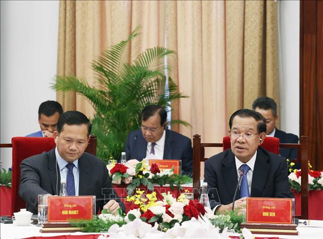 Chủ tịch Đảng Nh&acirc;n d&acirc;n Campuchia, Chủ tịch Thượng viện Campuchia Hun Sen v&agrave; Thủ tướng Campuchia Hun Manet tại cuộc gặp