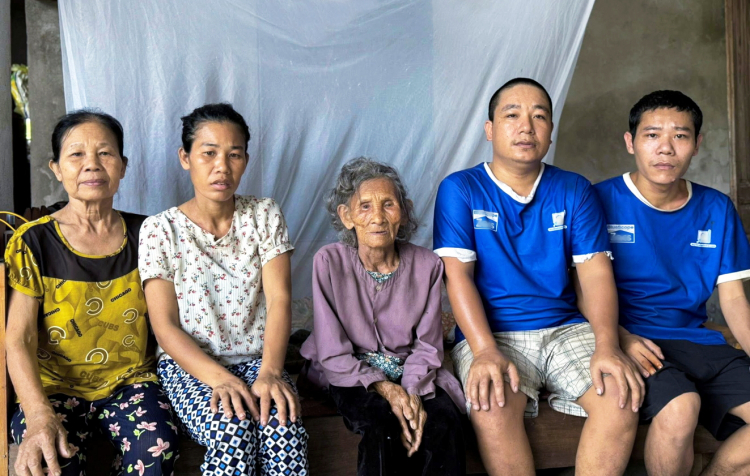 Mẹ già rửa chén, bán khoai nuôi 3 con mắc bệnh tâm thần