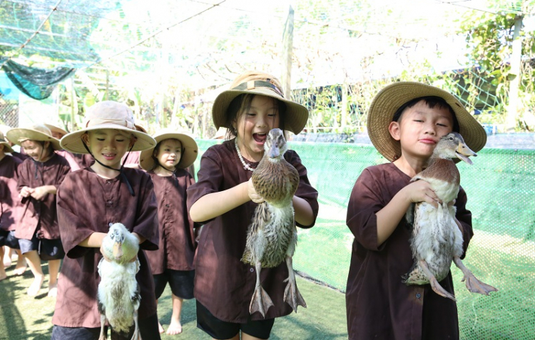 Những chuyến đi trải nghiệm thực tế quanh TPHCM giúp trẻ rời màn hình điện thoại
