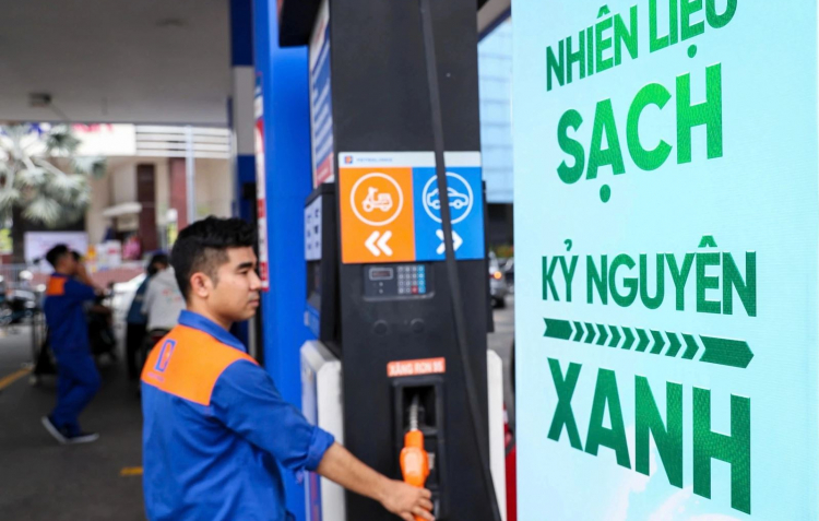 Cần rút kinh nghiệm từ vụ xăng E10