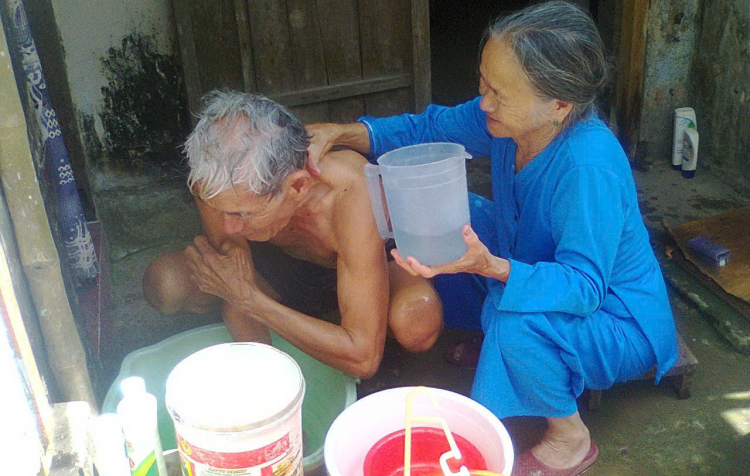Mẹ không nhớ tên con, nhưng hơn 3.600 ngày con chưa từng rời mẹ