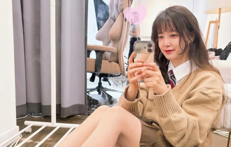 'Nàng cỏ' Goo Hye Sun 42 tuổi diện đồng phục nữ sinh đẹp bất chấp