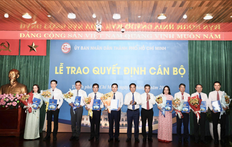 TPHCM trao nhiều quyết định điều động, bổ nhiệm cán bộ chủ chốt