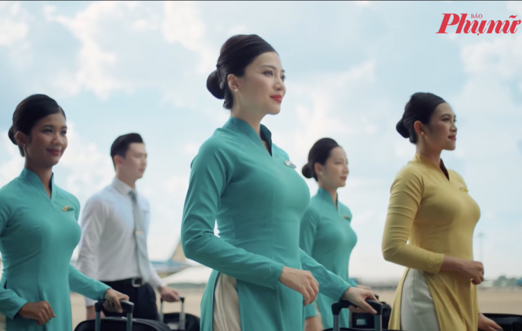 Đằng sau nụ cười trên những chuyến bay