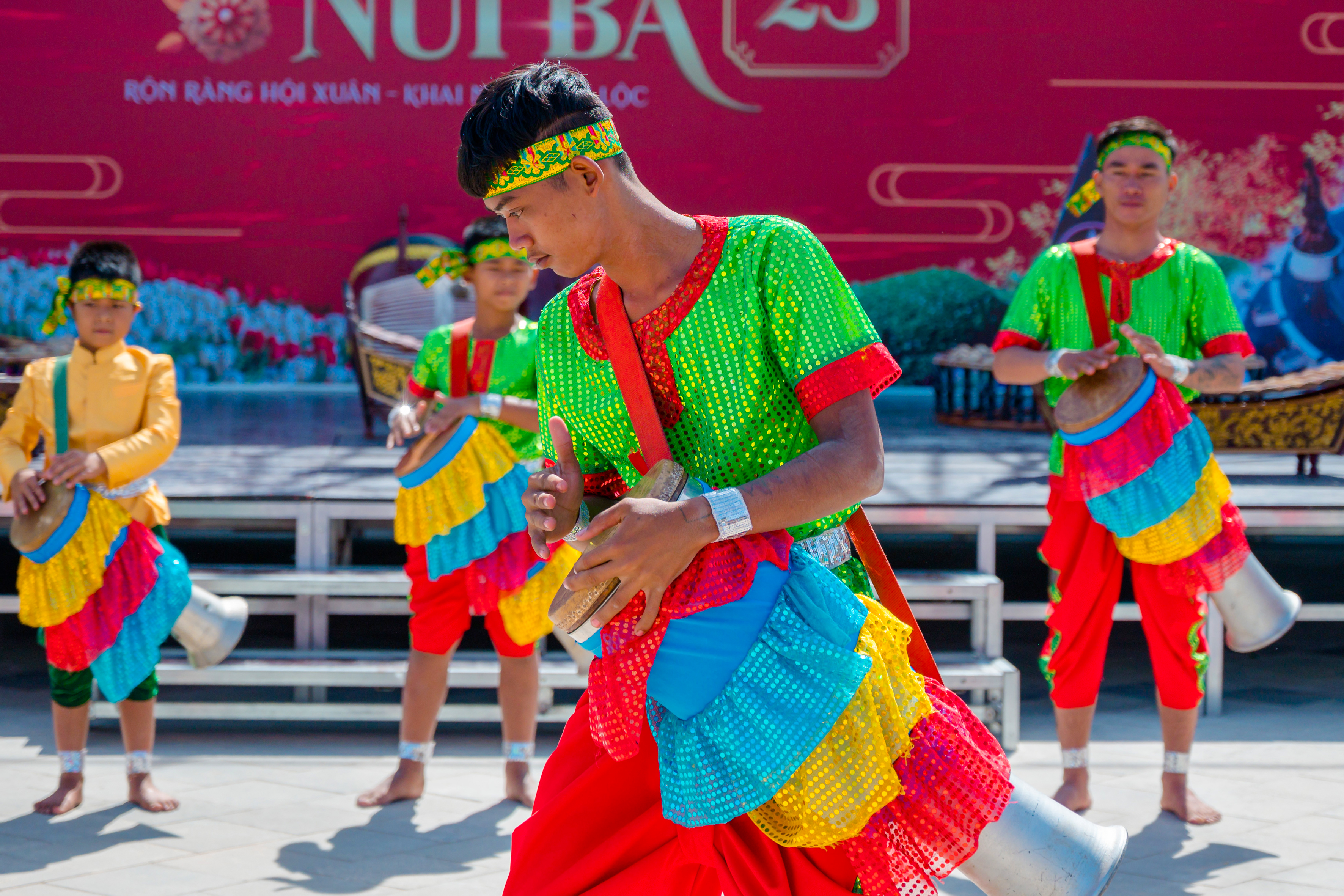 nhon-nhip-mua-le-hoi-tren-dinh-nui-ba-den-6.jpg