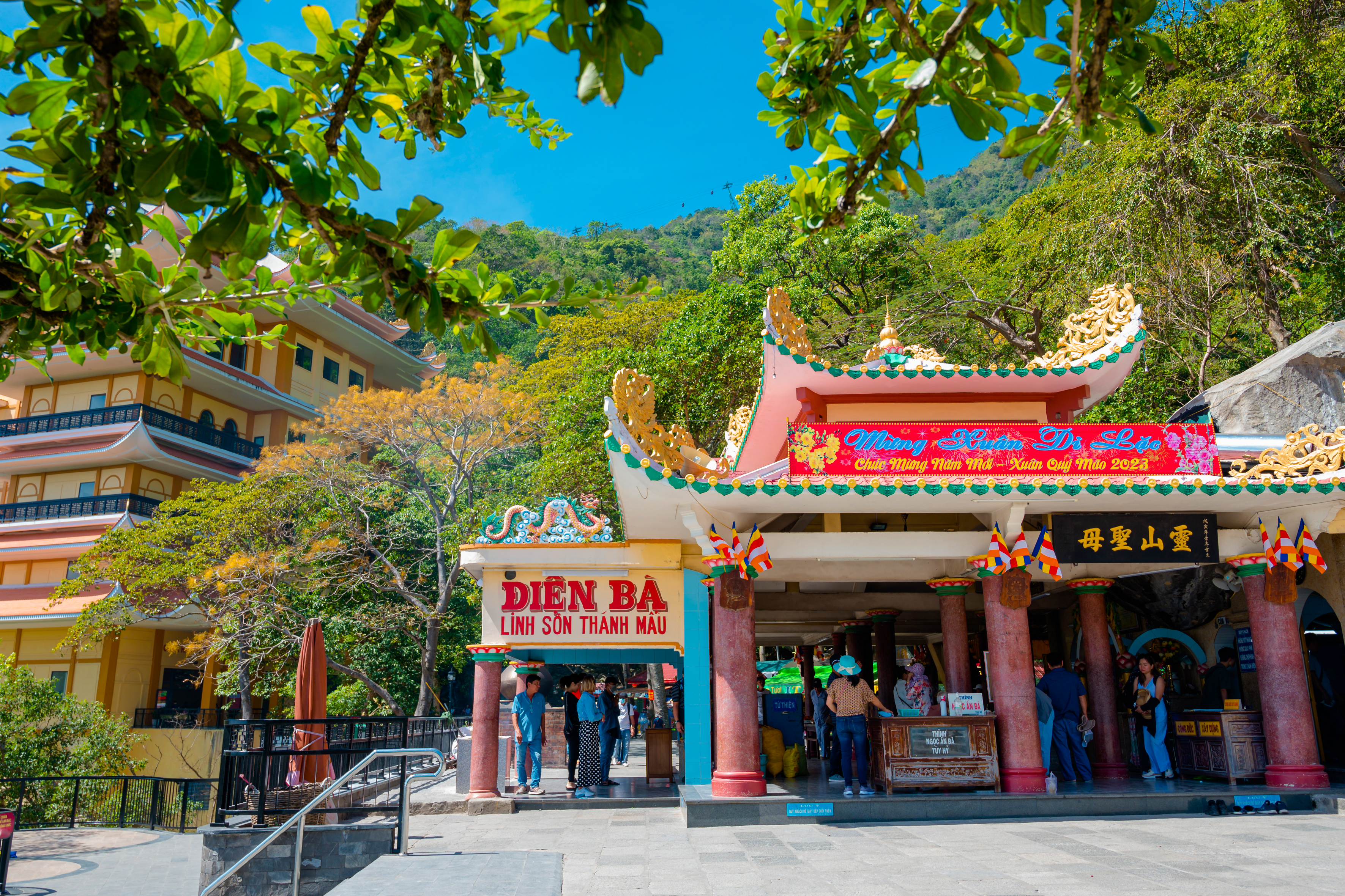 nhon-nhip-mua-le-hoi-tren-dinh-nui-ba-den-7.jpg