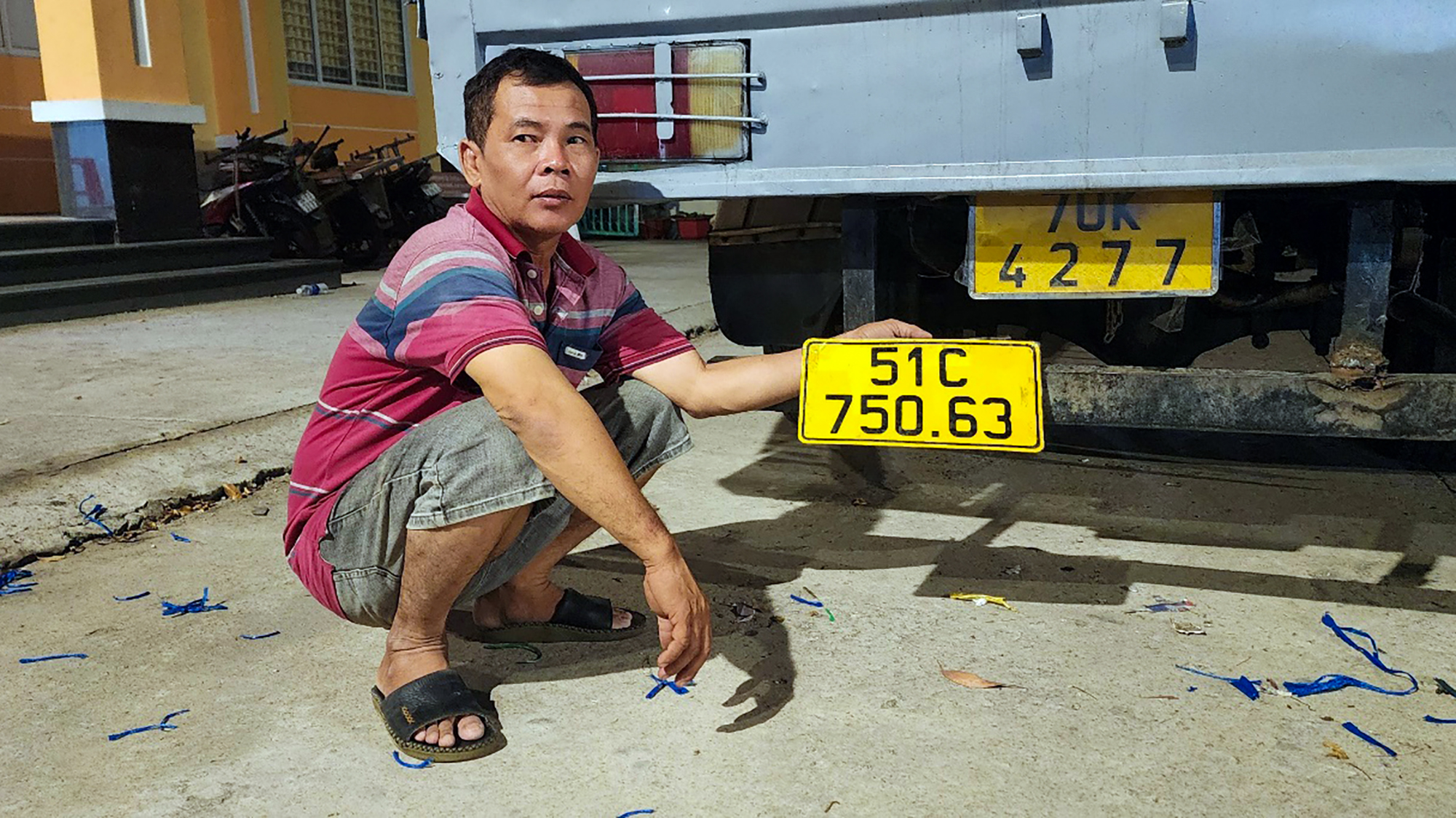 Kiên Giang: Bắt xe tải gắn biển số giả để vận chuyển thuốc lá lậu