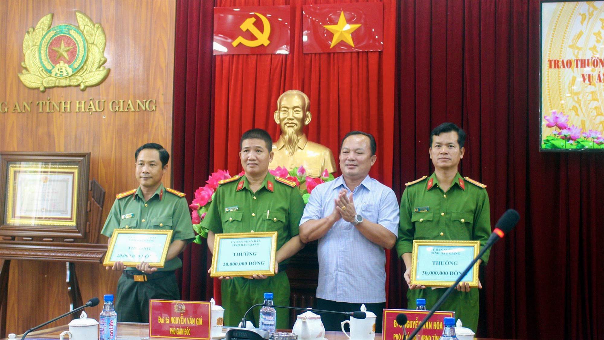Khen thưởng lực lượng giải cứu phó giám đốc 1 công ty bị bắt cóc ở Hậu Giang