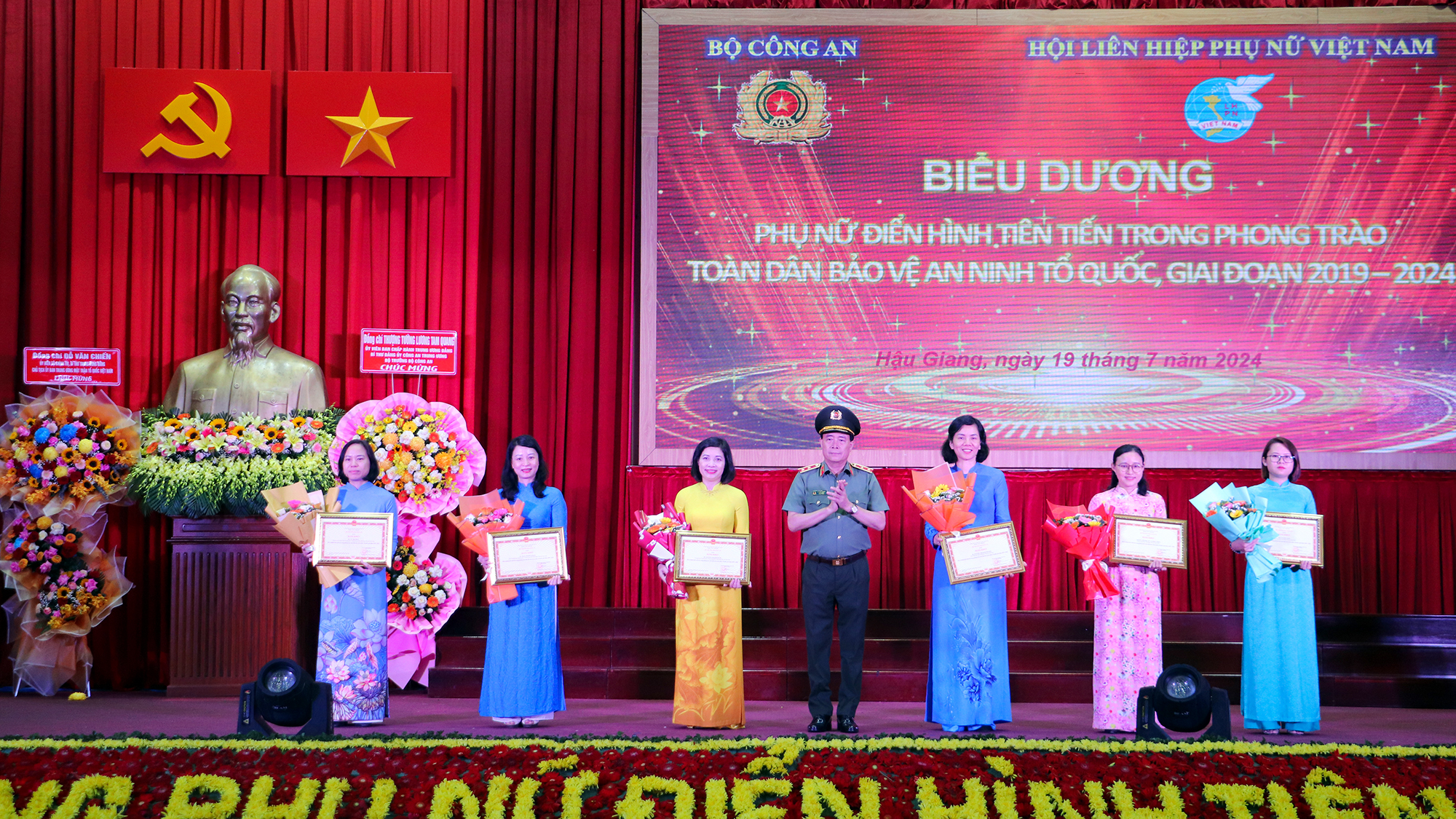 bo-cong-an-khen-thuong-7.jpg