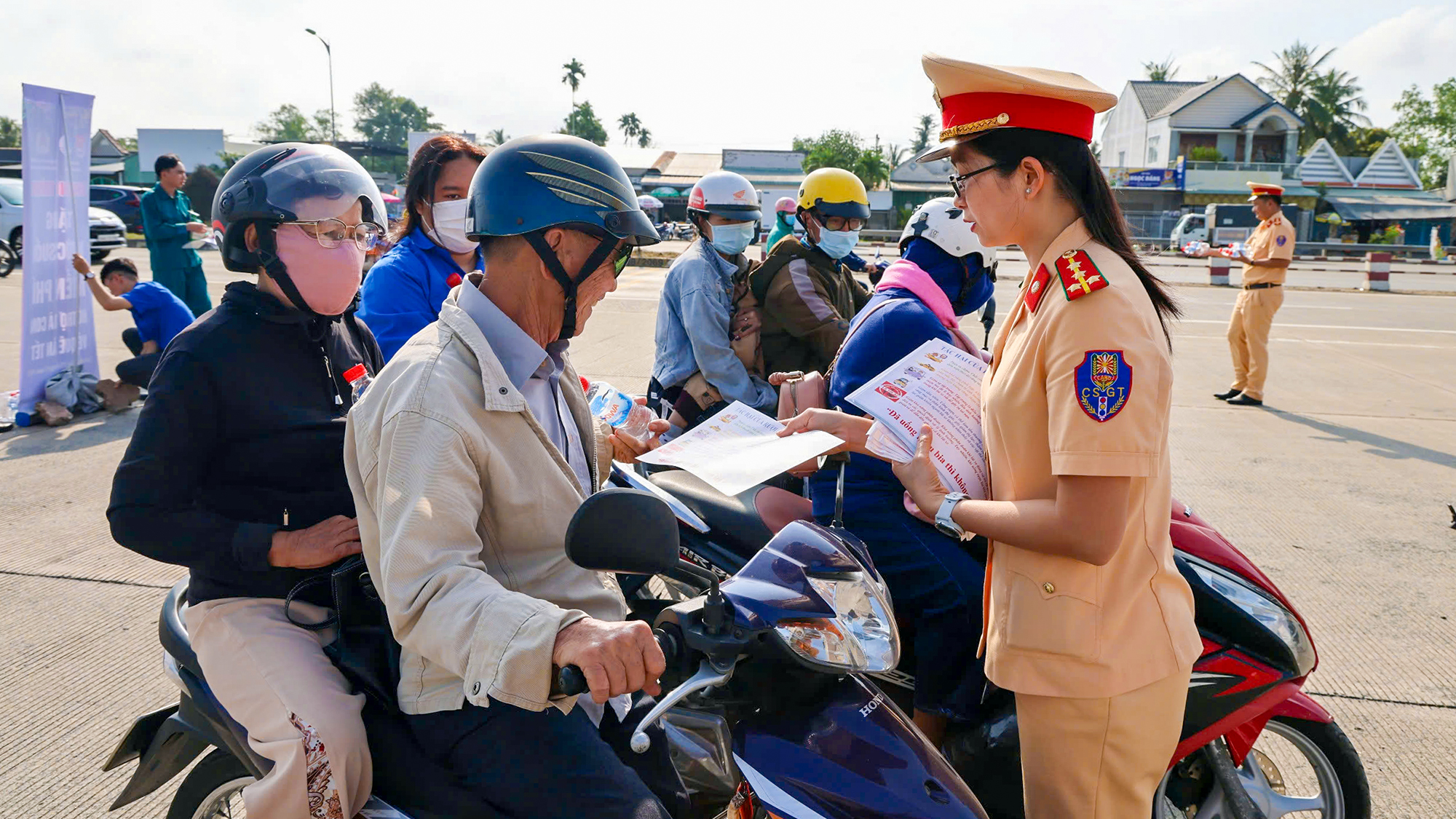 csgt-tp-can-tho-phat-nuoc-suoi-2.jpg
