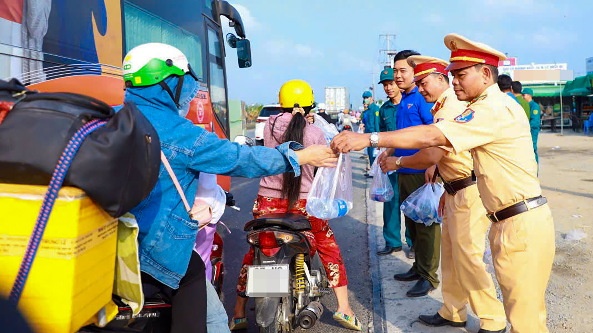 csgt-tp-can-tho-phat-nuoc-suoi-4.jpg