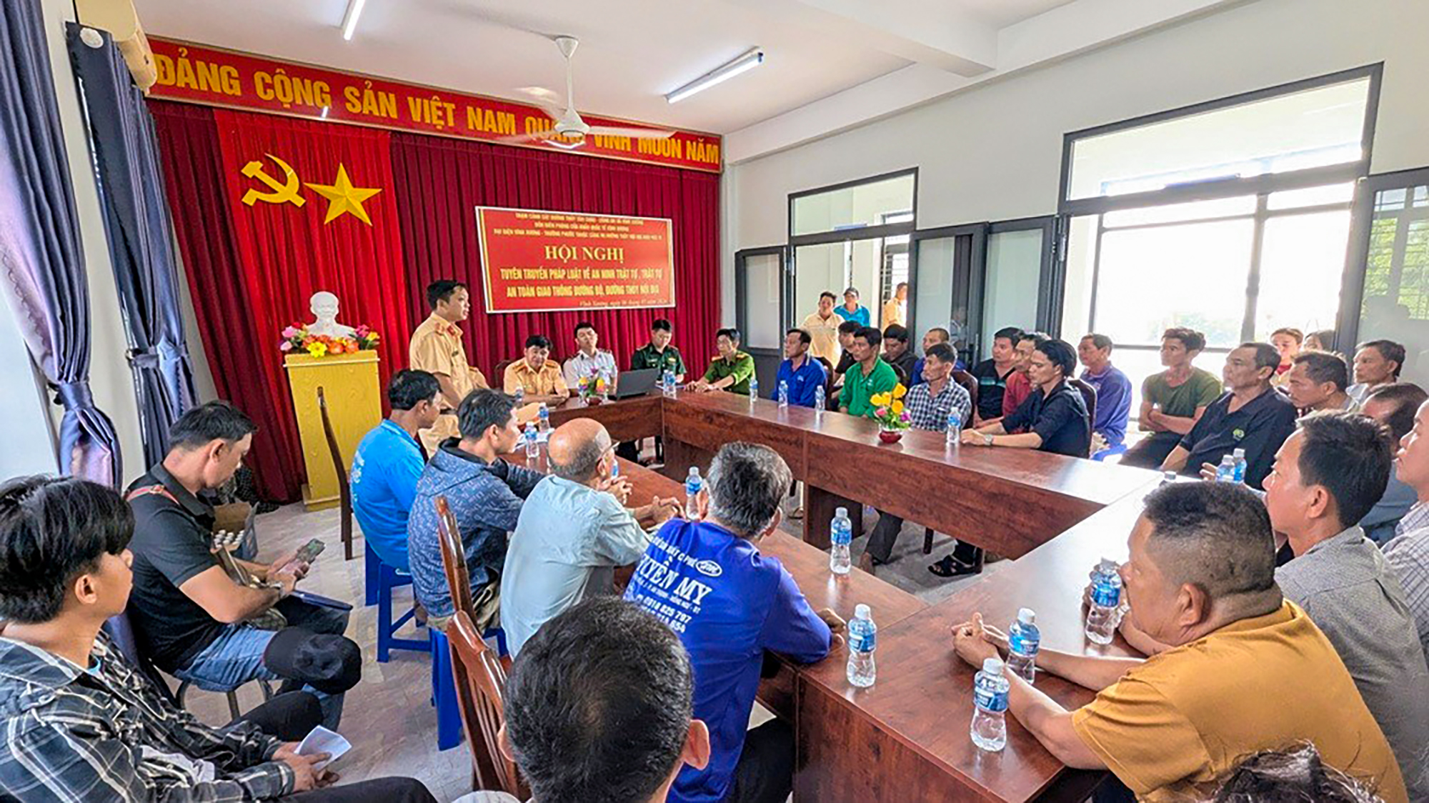 csgt-an-giang-csgt-thuy-ben-khach-ngang-song-3.jpg