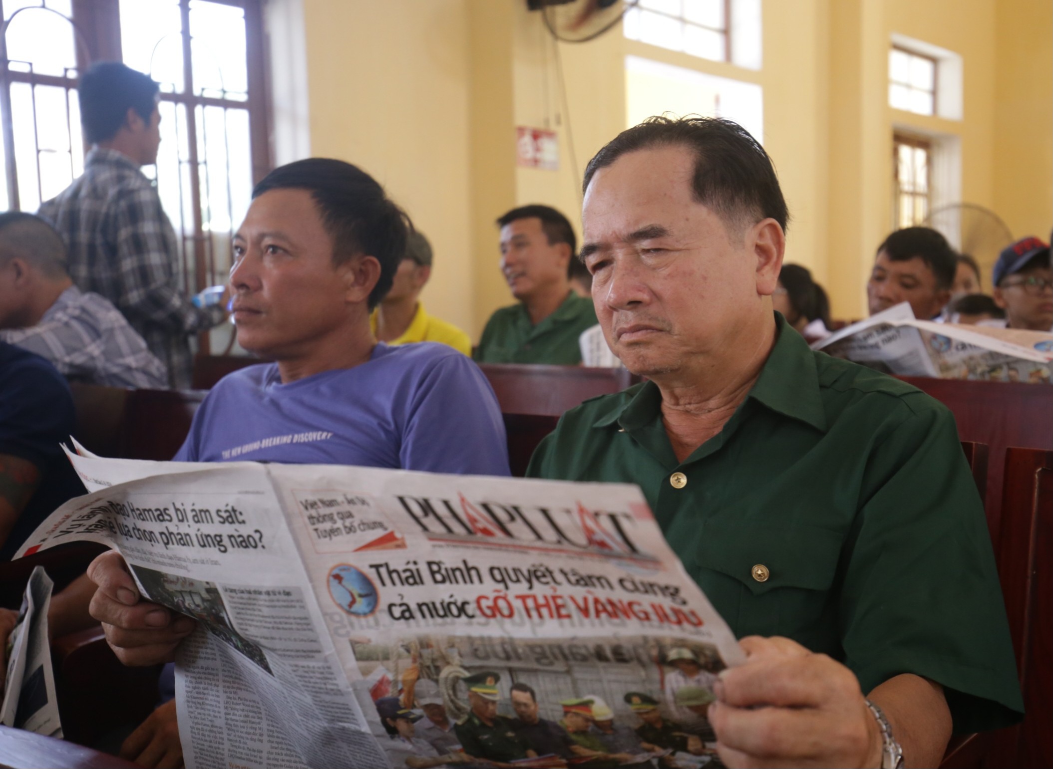 cùng ngư dân thắp sáng đèn trên biển.jpg