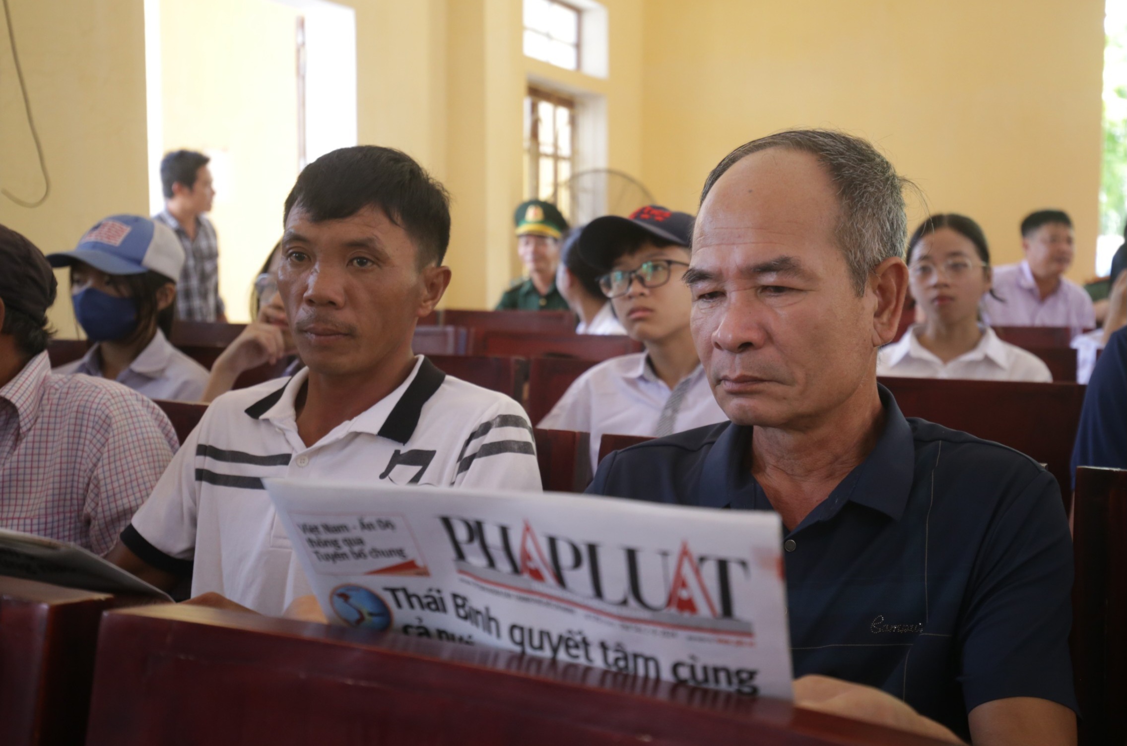 cùng ngư dân thắp sáng đèn trên biển;.jpg